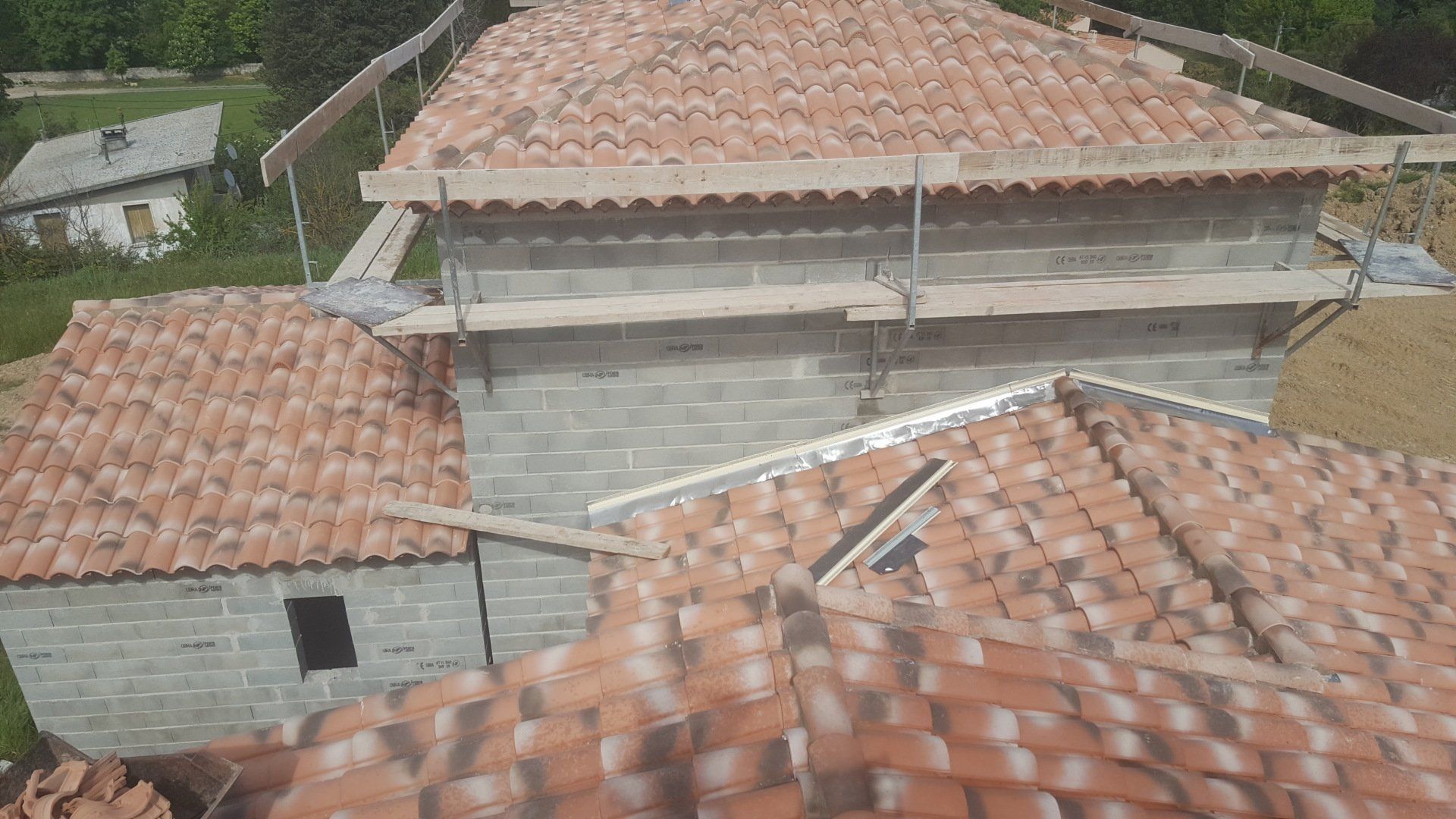 Toits de plusieurs constructions