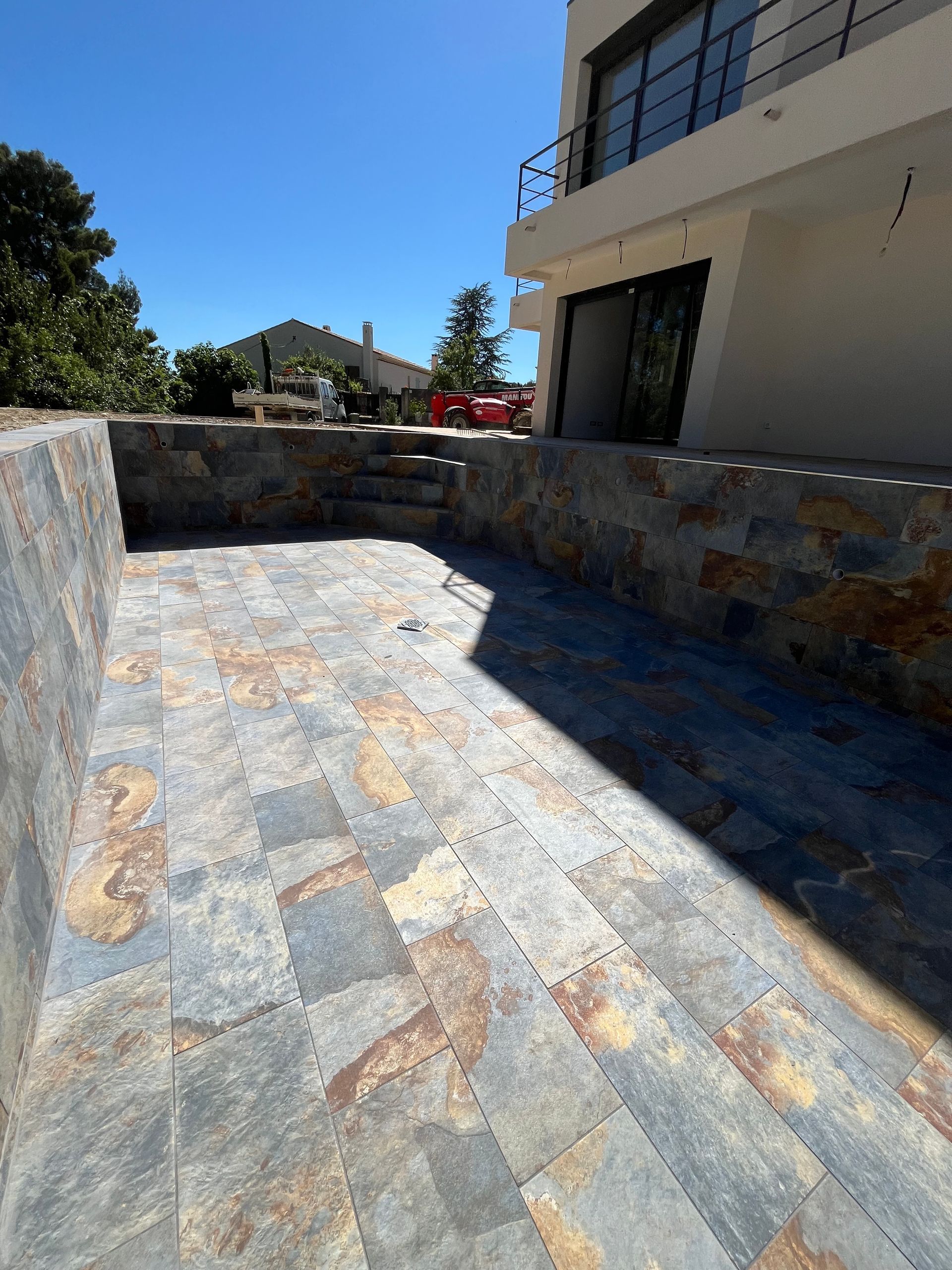 Piscine vide aux dalles de pierre