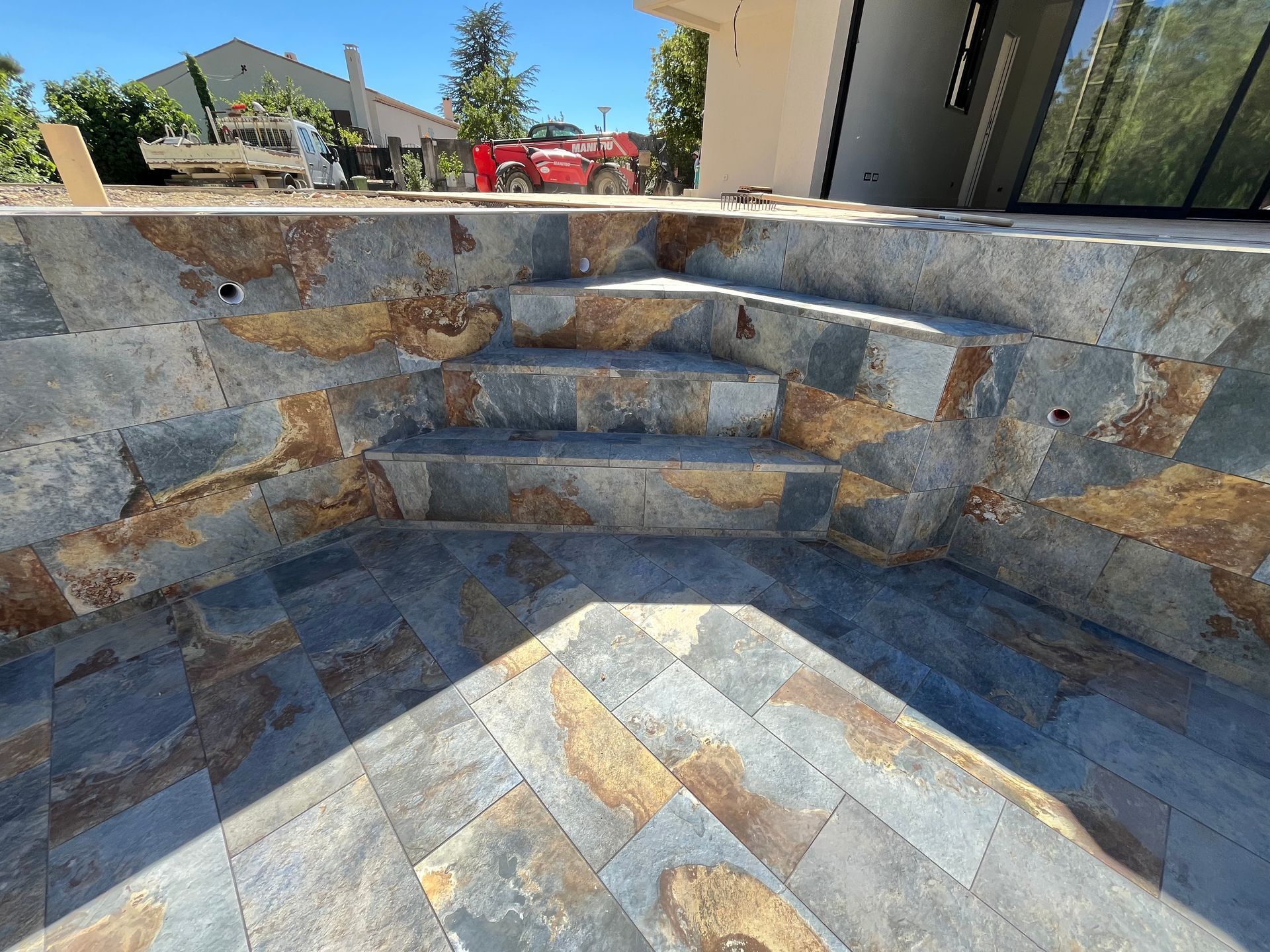 Marches et sol en pierre d'une piscine