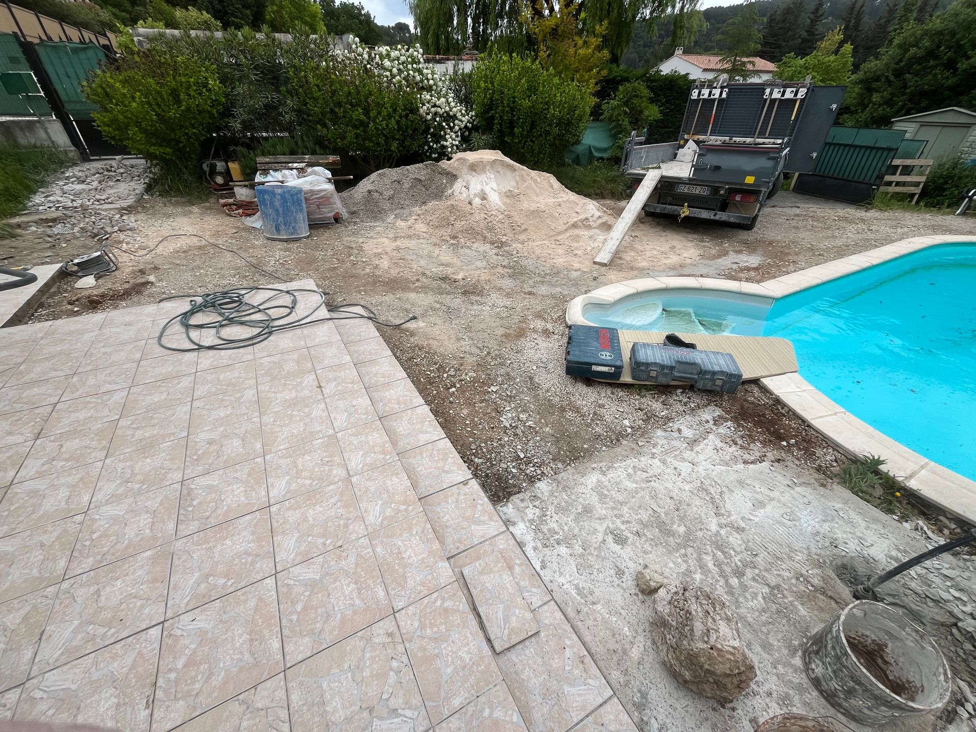Chantier de construction avec piscine.
