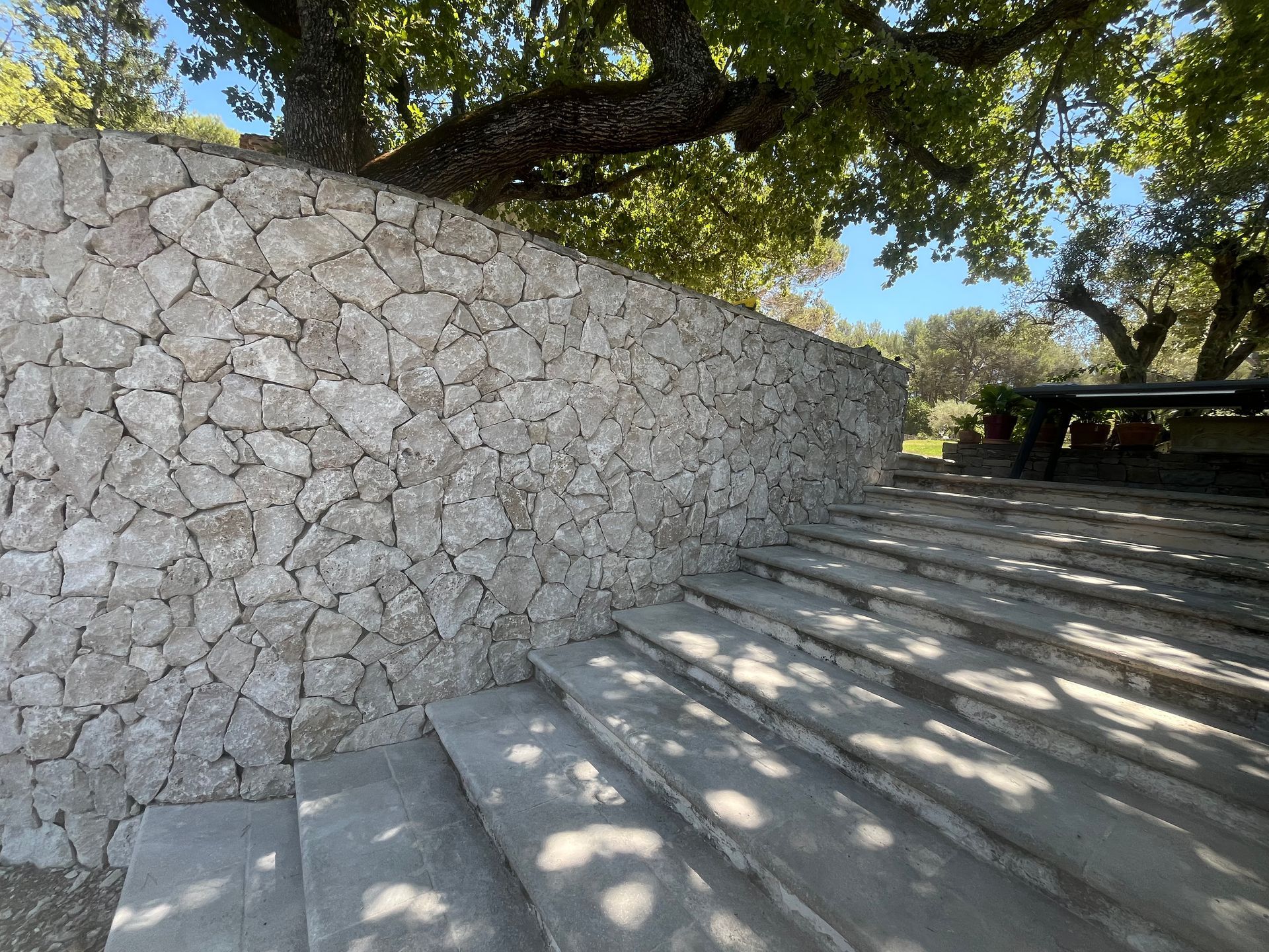 Mur en pierre avec des marches