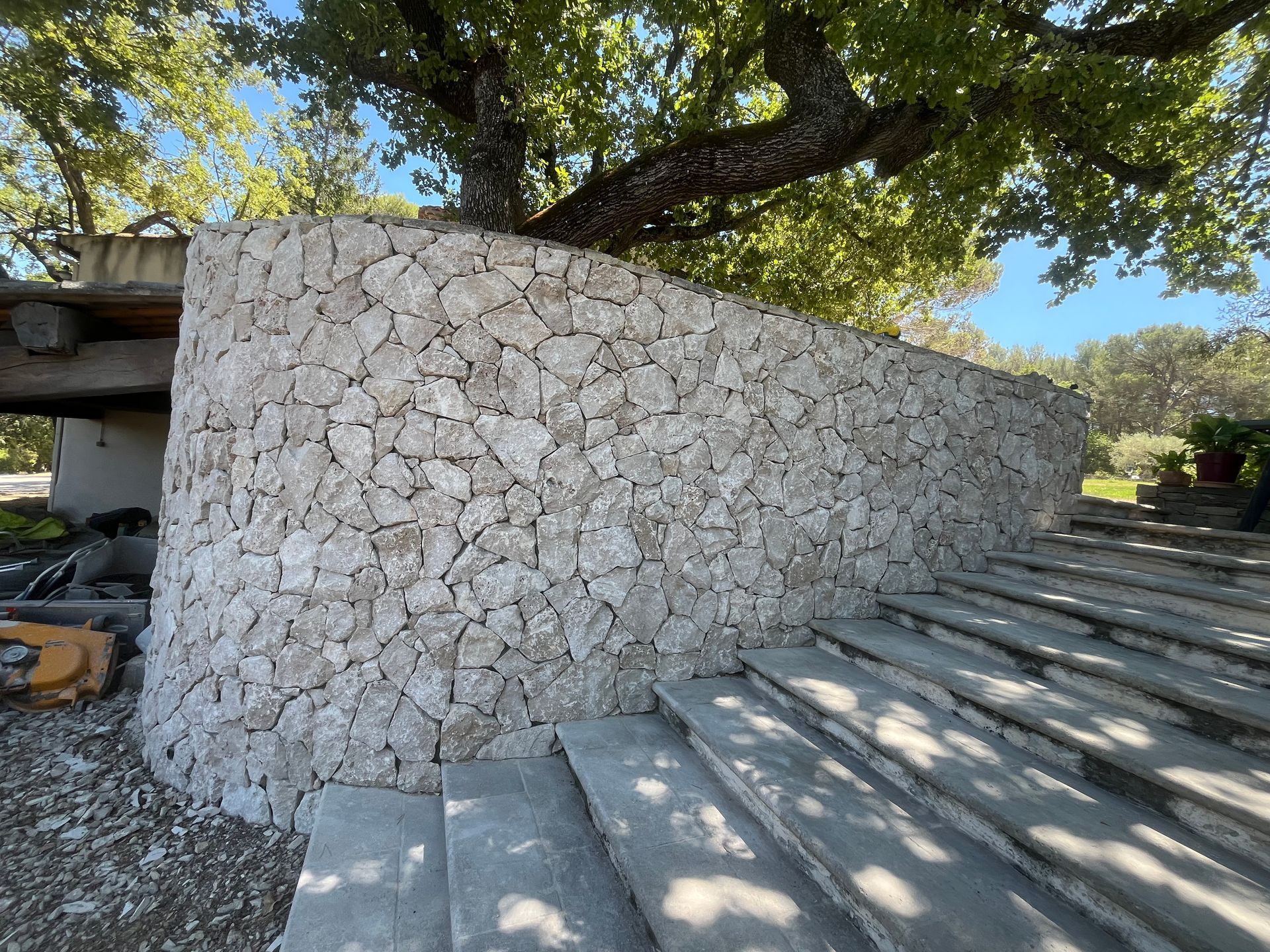 Un mur de pierre incurvé épouse la forme d'un escalier