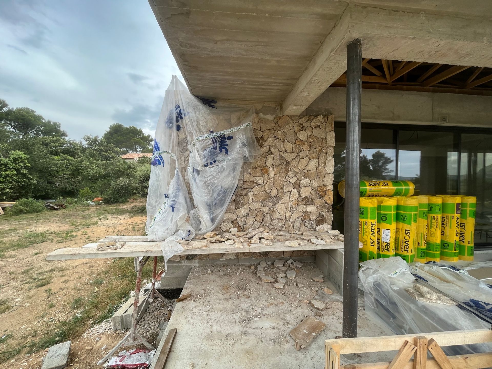 Mur extérieur en pierres apparentes et poutres de soutien