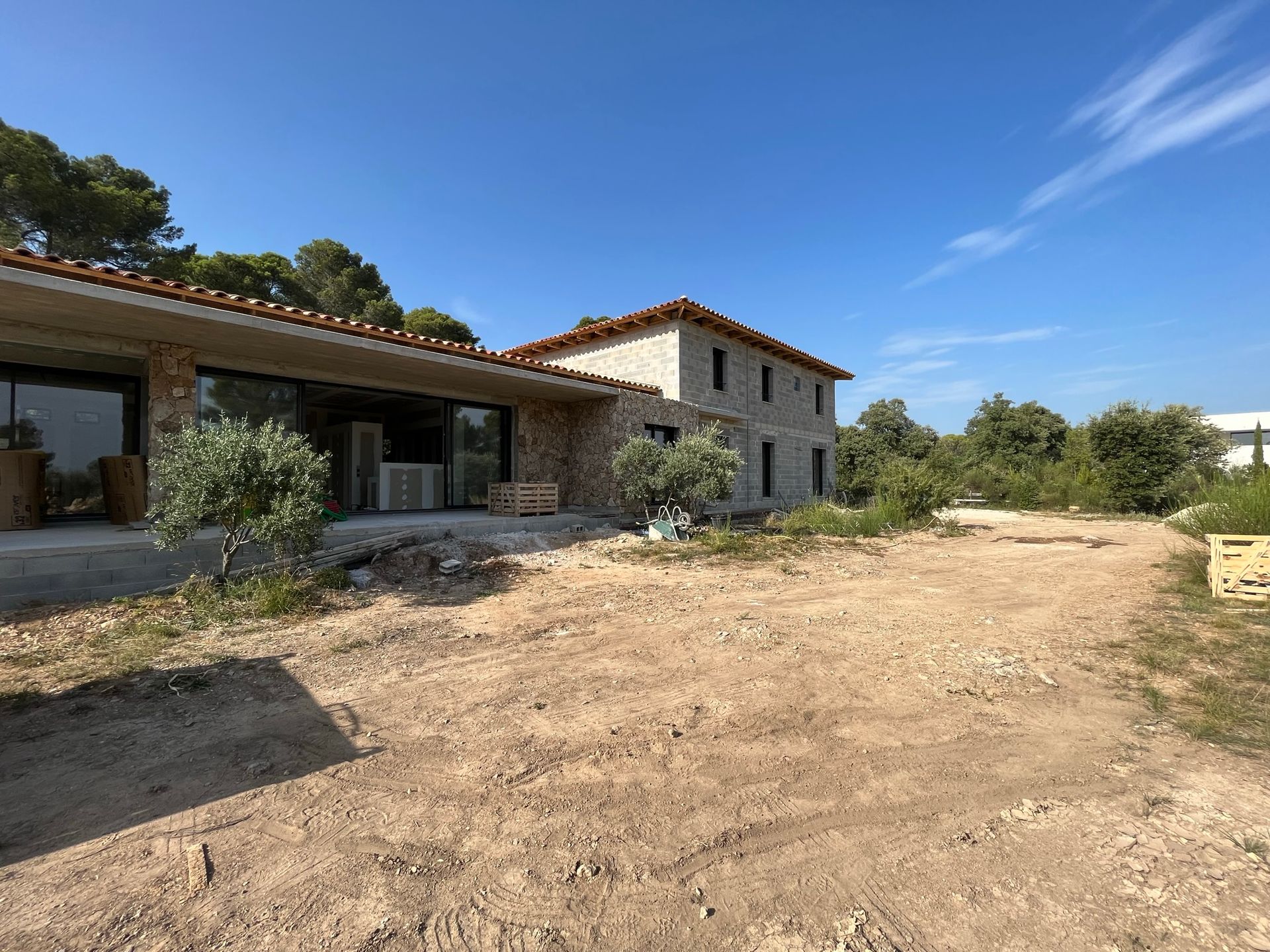 Maison en pierre avec de grandes fenêtres