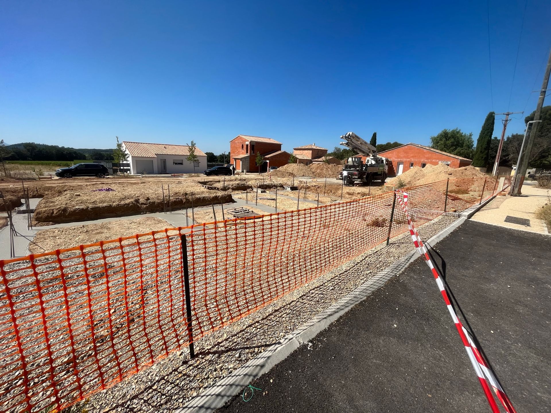 Chantier avec clôture de sécurité orange