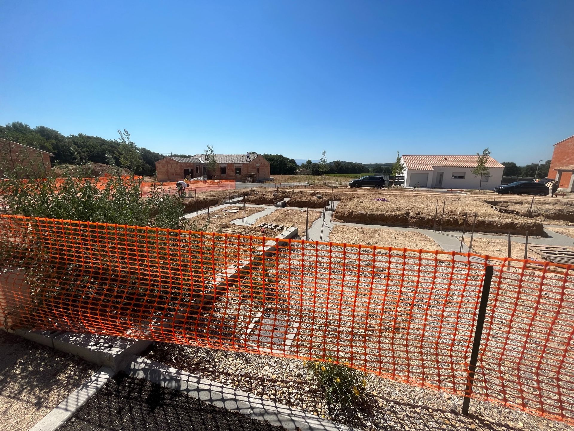 Chantier de construction avec barrière de sécurité orange
