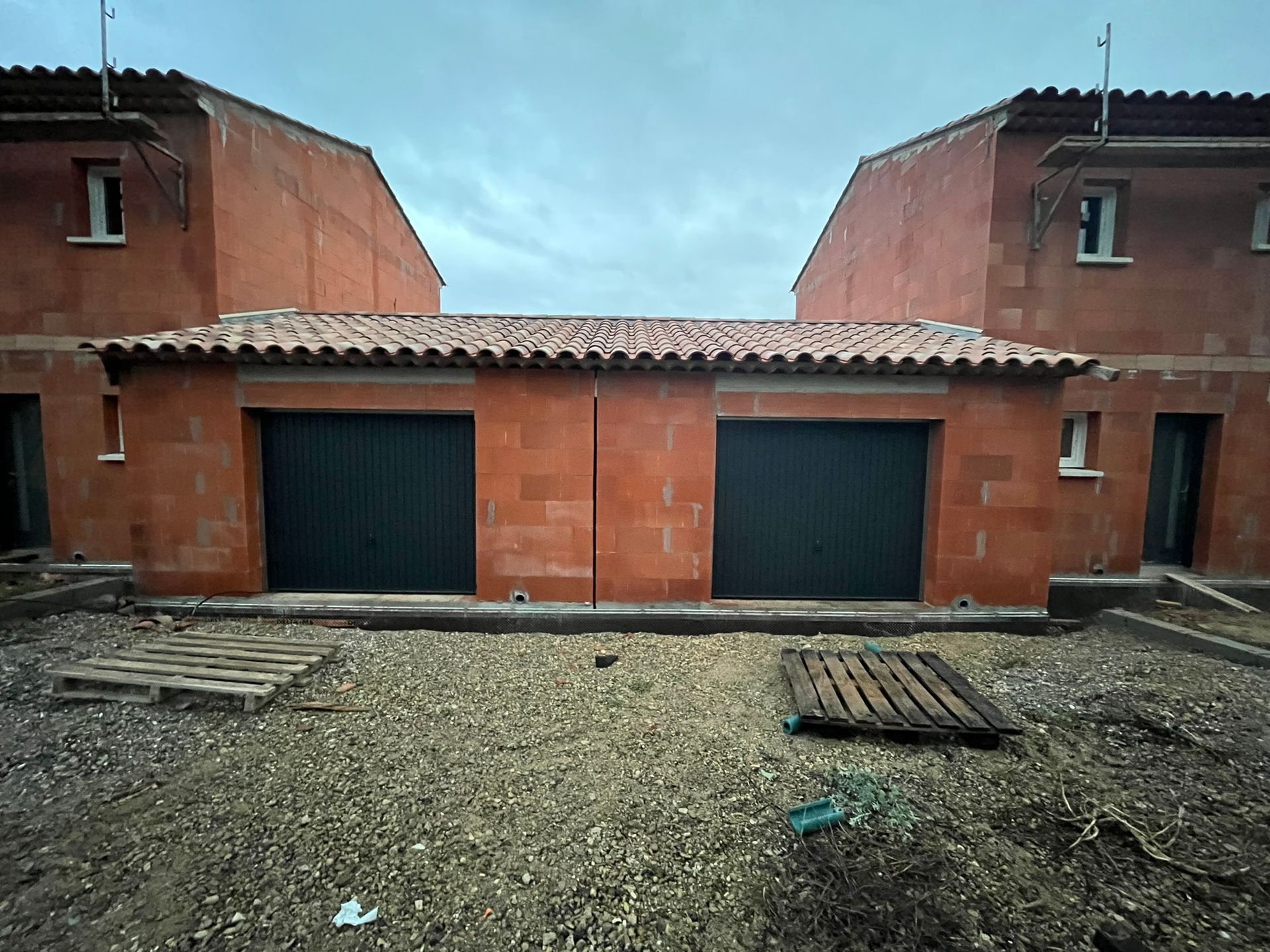 Deux bâtiments mitoyens en briques rouges