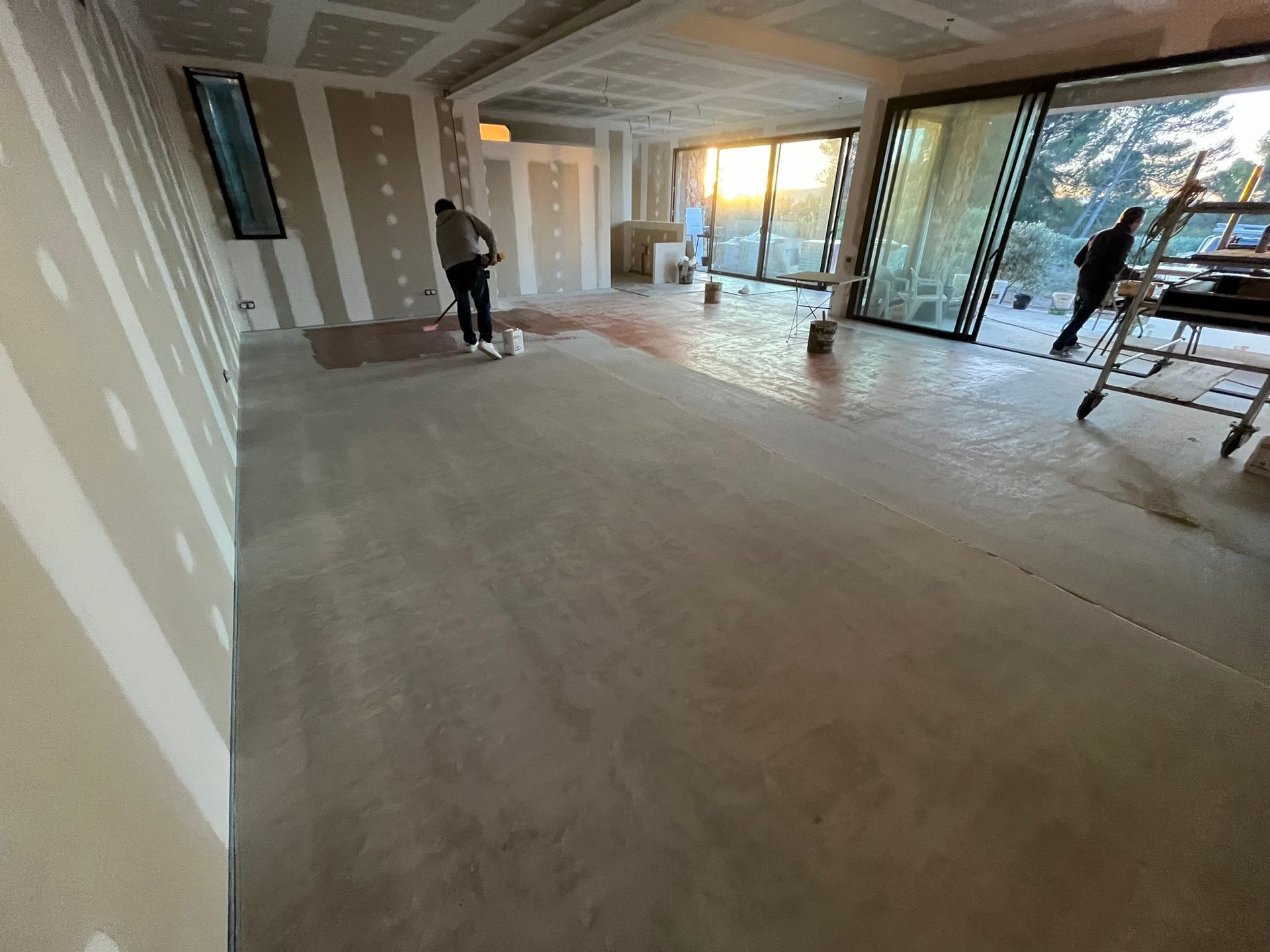 Pièce en travaux avec des ouvriers