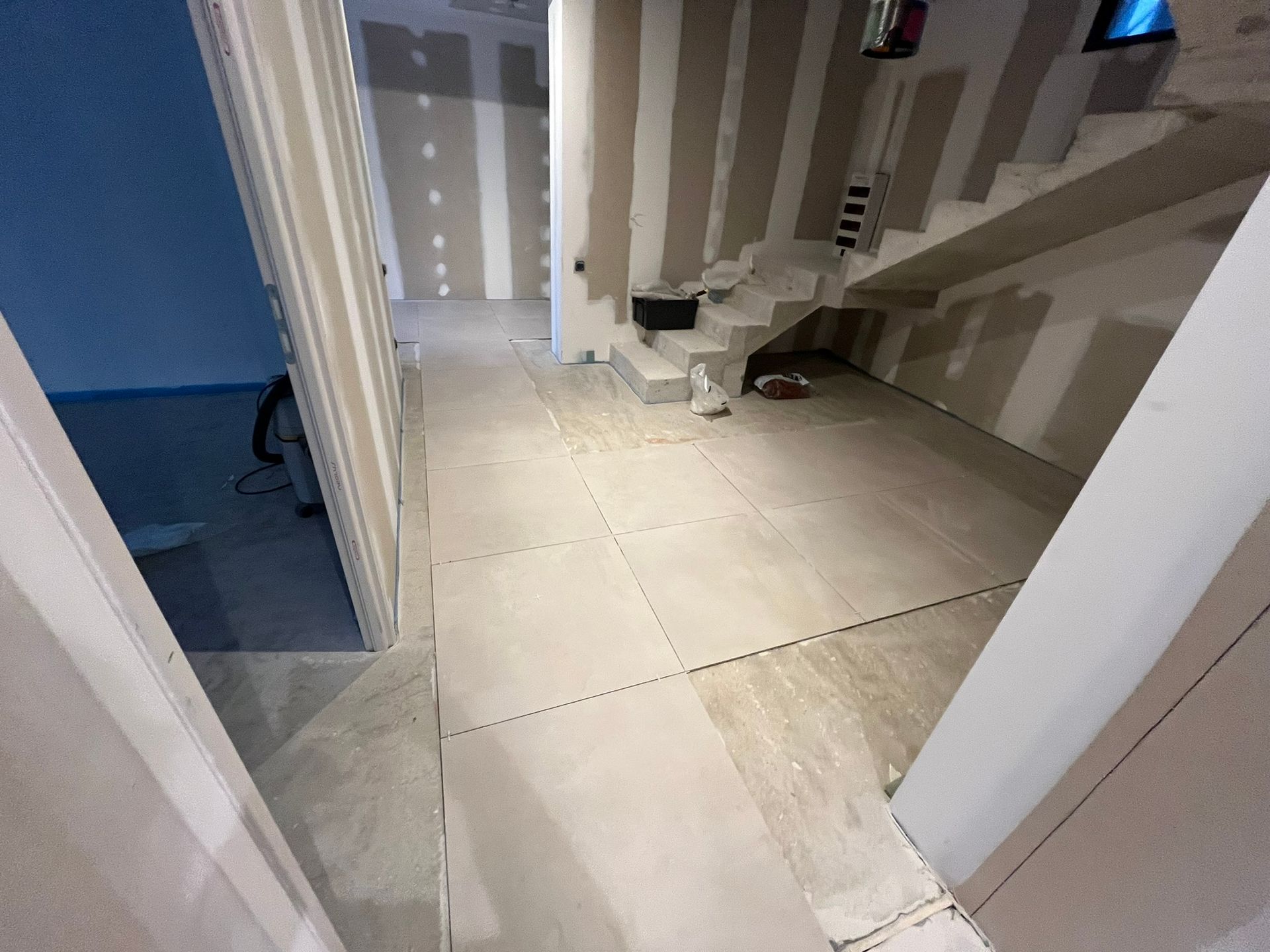 Intérieur en cours de construction avec escaliers, cloisons sèches et portes ouvertes