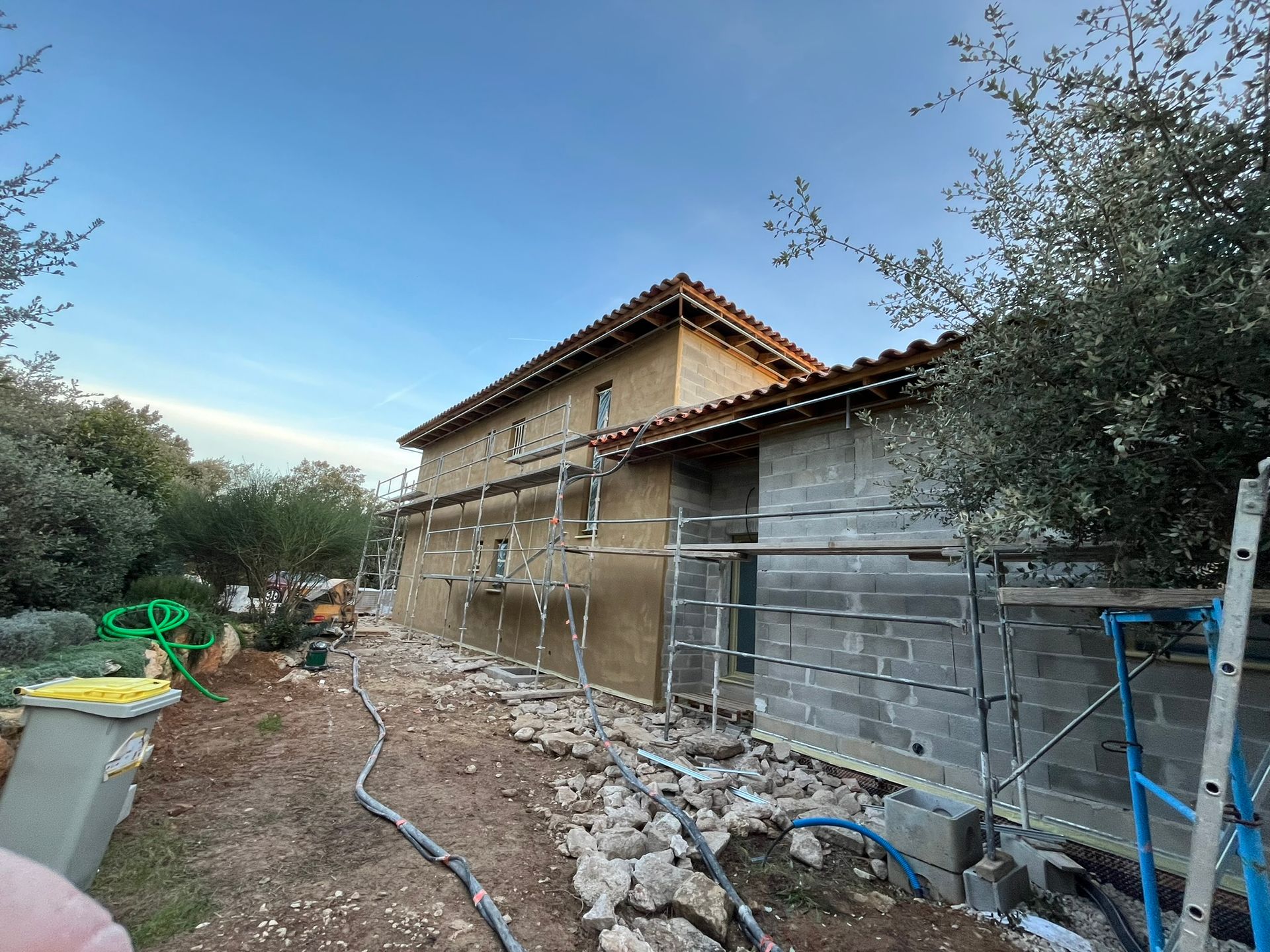 Rénovation extérieure d'une maison avec extension