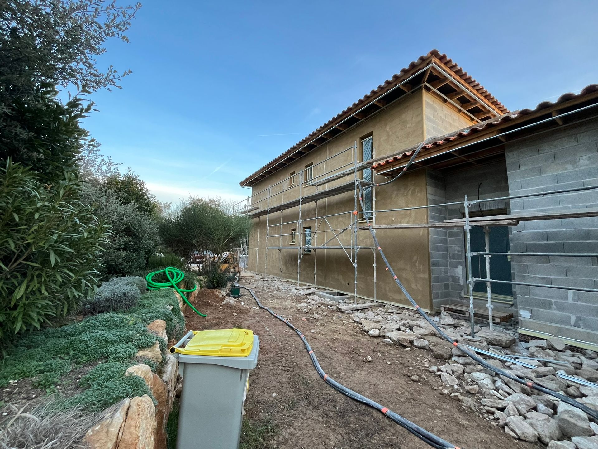 Maison en construction avec échafaudages