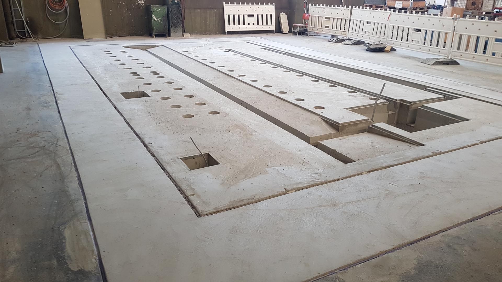 Industriegebäude mit Baugerüst und Ciment