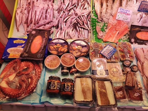 En una mesa se muestran una variedad de productos del mar.