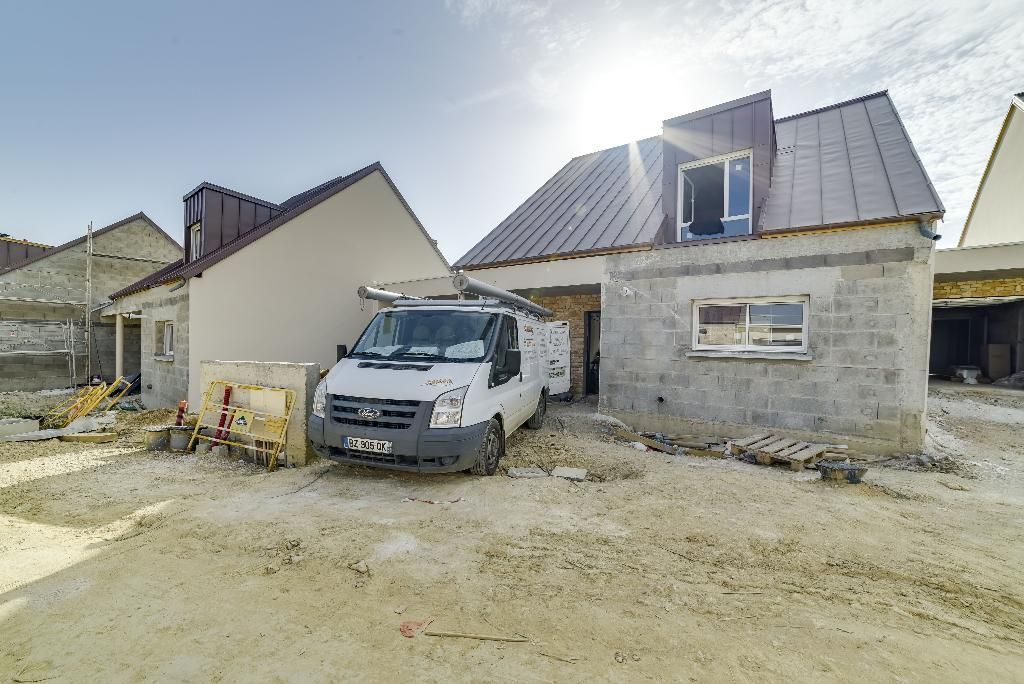 Un utilitaire devant une maison