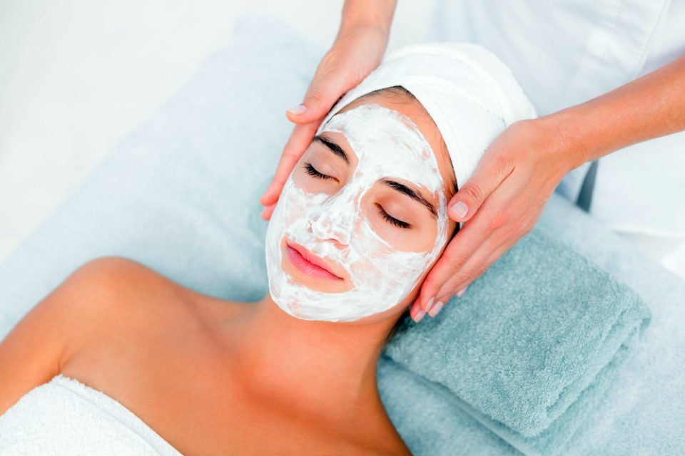 Gesichtsbehandlung mit Pflegemaske