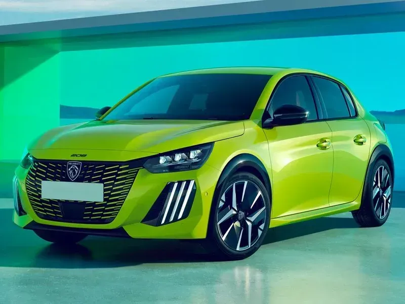 Coche hatchback de color verde lima brillante en un estudio fotográfico con iluminación turquesa.