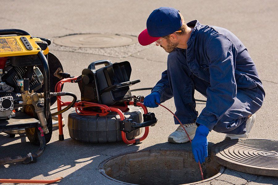 Un homme qui utilise une caméra dans les canalisations