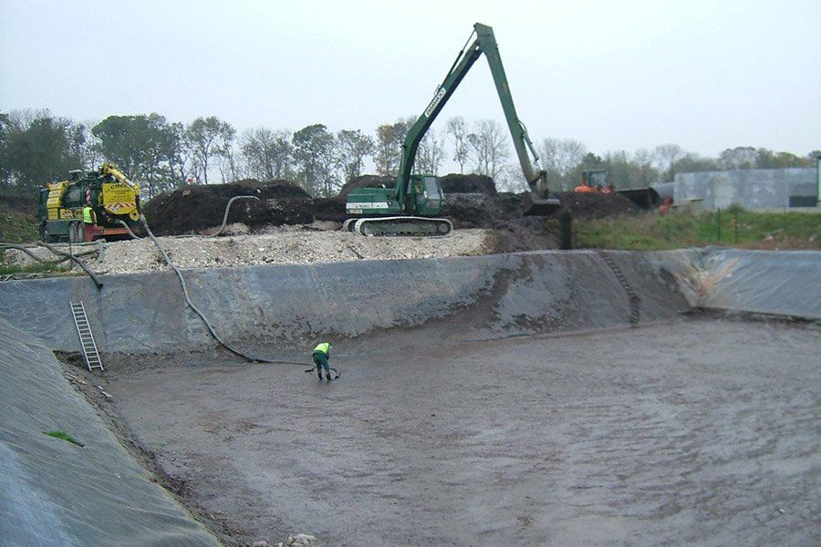 Une entreprise qui cure un bassin