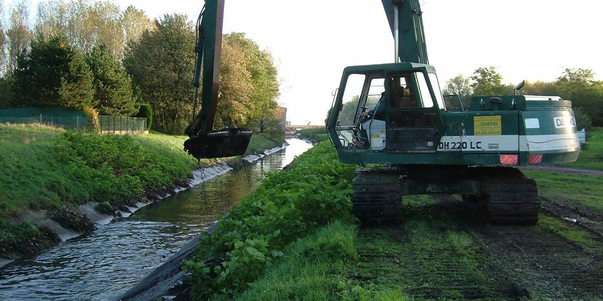 Curage d'un canal avec une machine
