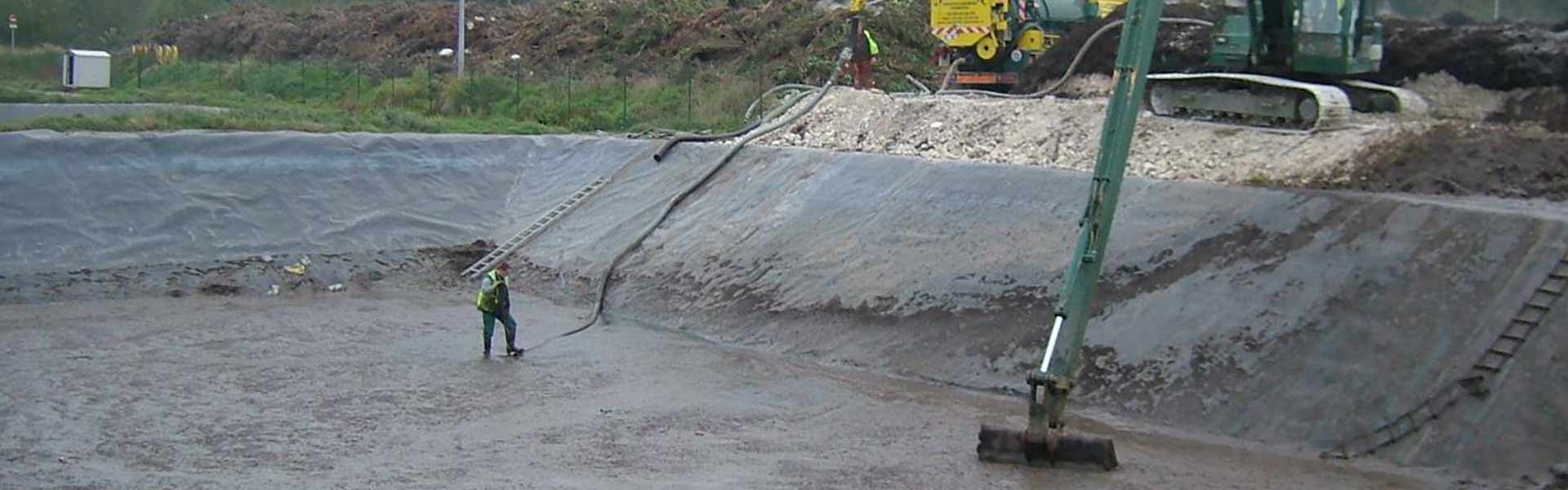 Une équipe qui travaille dans un bassin d'eau