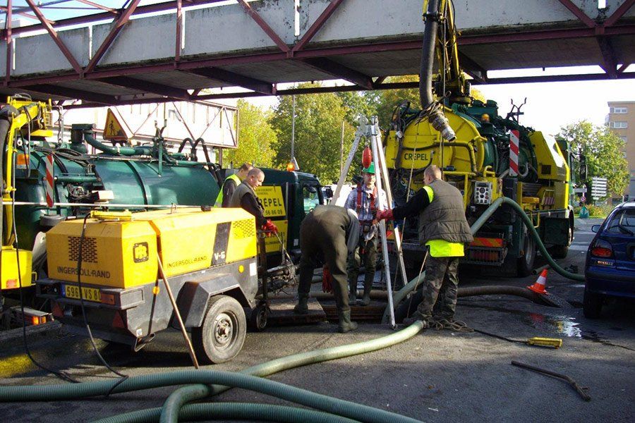 Une équipe qui travaille dans l'assainissement