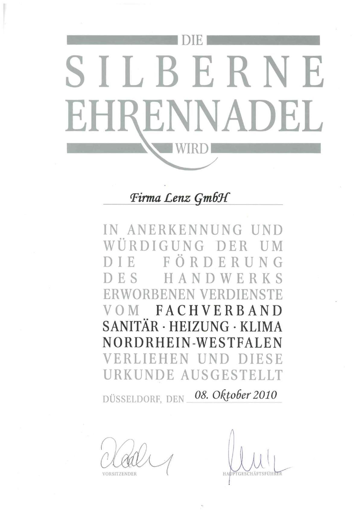 Eine Urkunde mit der Aufschrift „Silberne Ehrennadel“ und einer Unterschrift darauf.