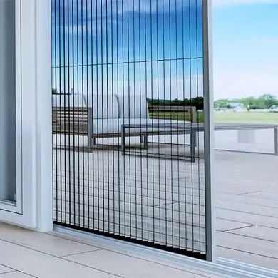 Edificio de ladrillo con una entrada cubierta y ventanas pequeñas en una esquina soleada