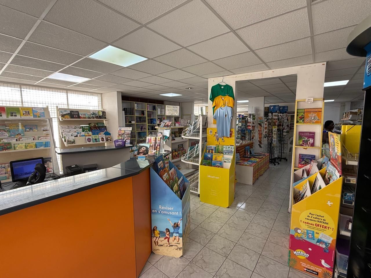 Intérieur de la librairie.