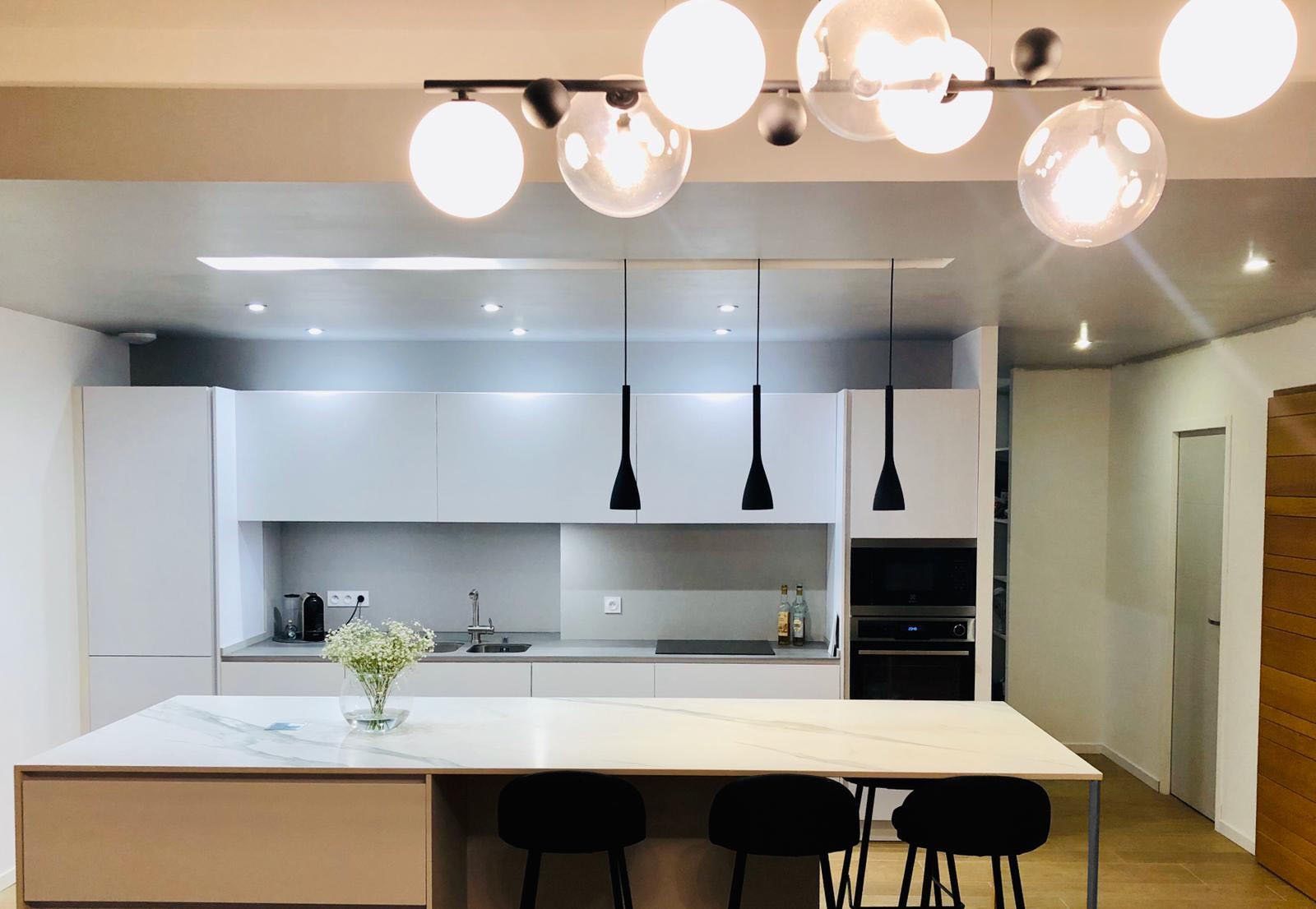 Cuisine avec luminaires arrondis