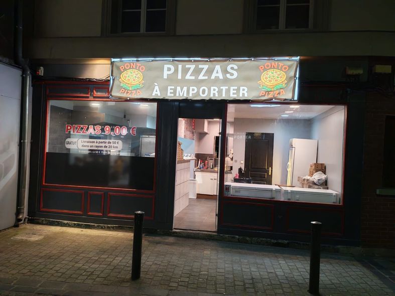 Devanture de pizzeria : enseigne 