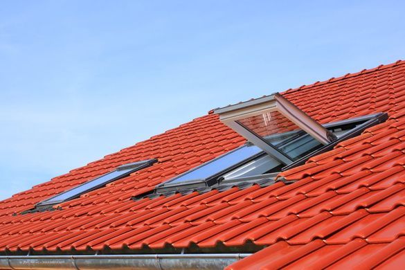 Rotes Dach mit schrägen Fenstern