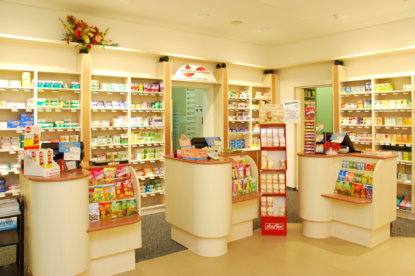 Das Innere einer Apotheke mit vielen Regalen und Theken