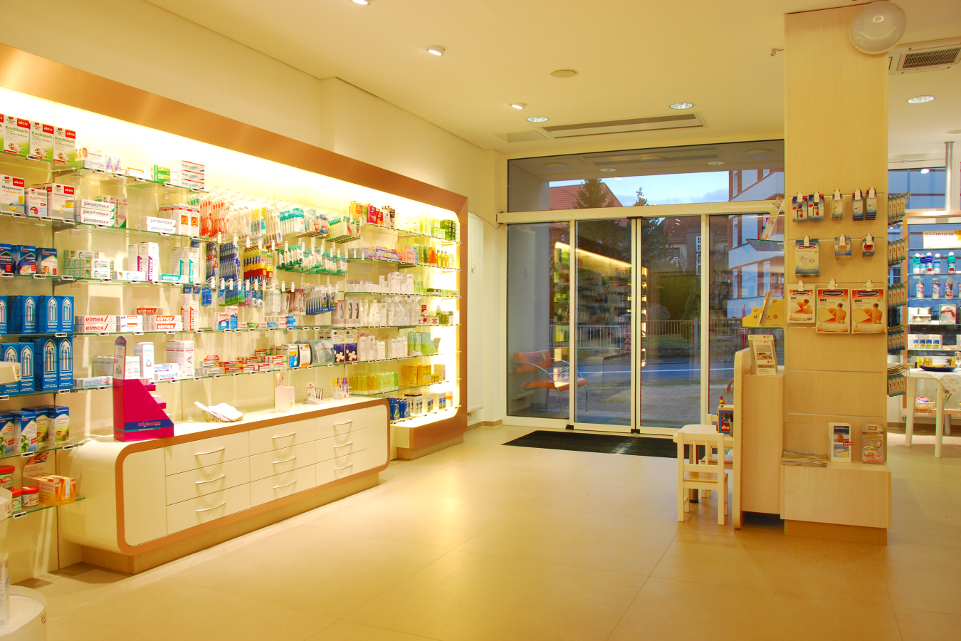 Das Innere einer Apotheke mit vielen Regalen und Theken
