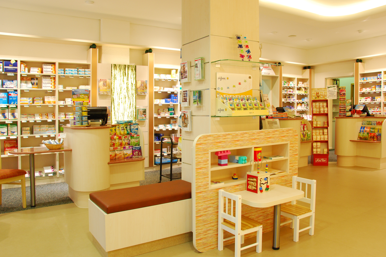 Eine Apotheke mit Tisch und Stühlen für Kinder