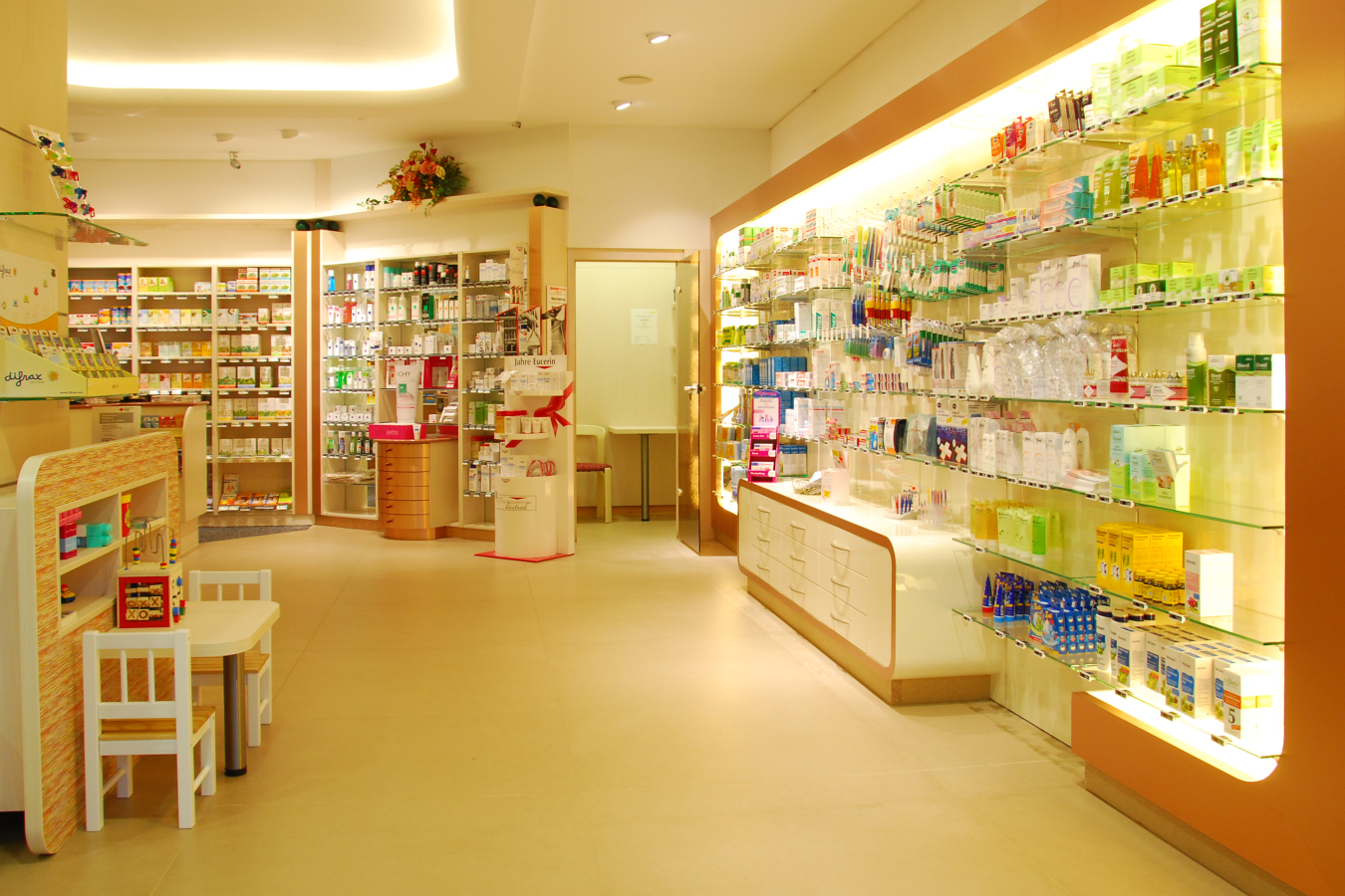 Eine Apotheke mit einem Tisch und Stühlen in der Mitte