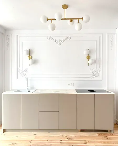 Una cocina con gabinetes blancos, un fregadero y un horno de estufa.