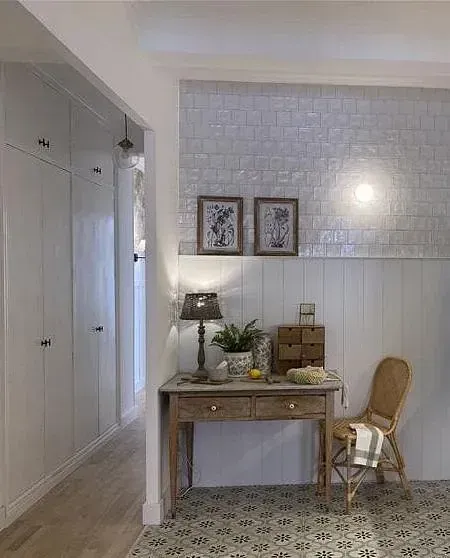 Una habitación con una mesa y una silla.