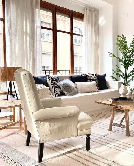 Una sala de estar con un sofá, una silla y una mesa de café.