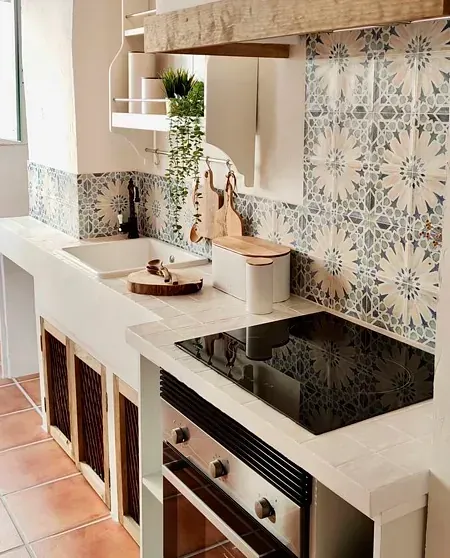 Una cocina con estufa, horno y fregadero.