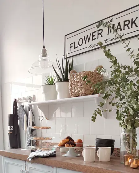 Una cocina con un cartel en la pared que dice mercado de flores.