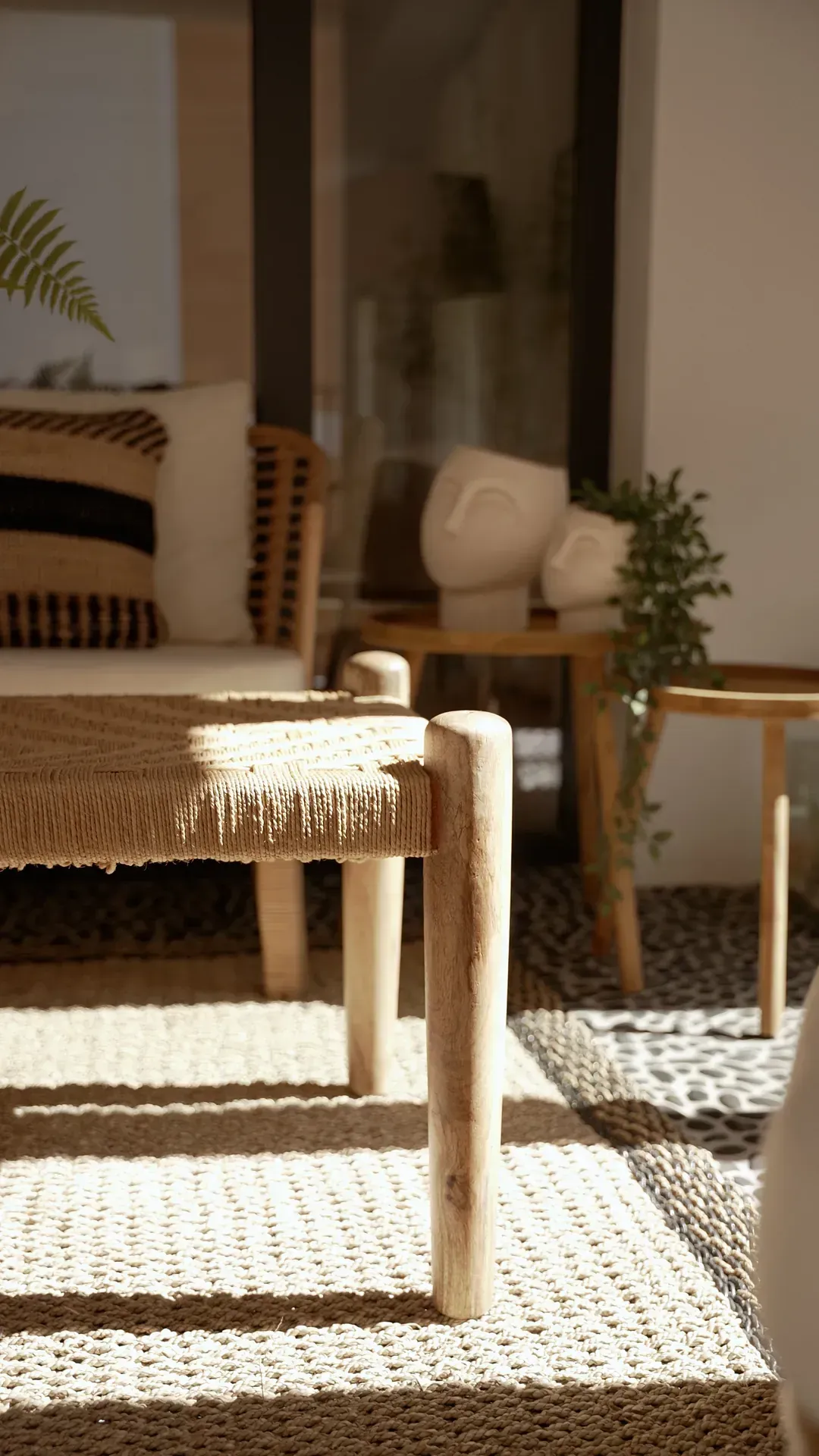 Una sala de estar con una mesa y sillas de madera y una alfombra.
