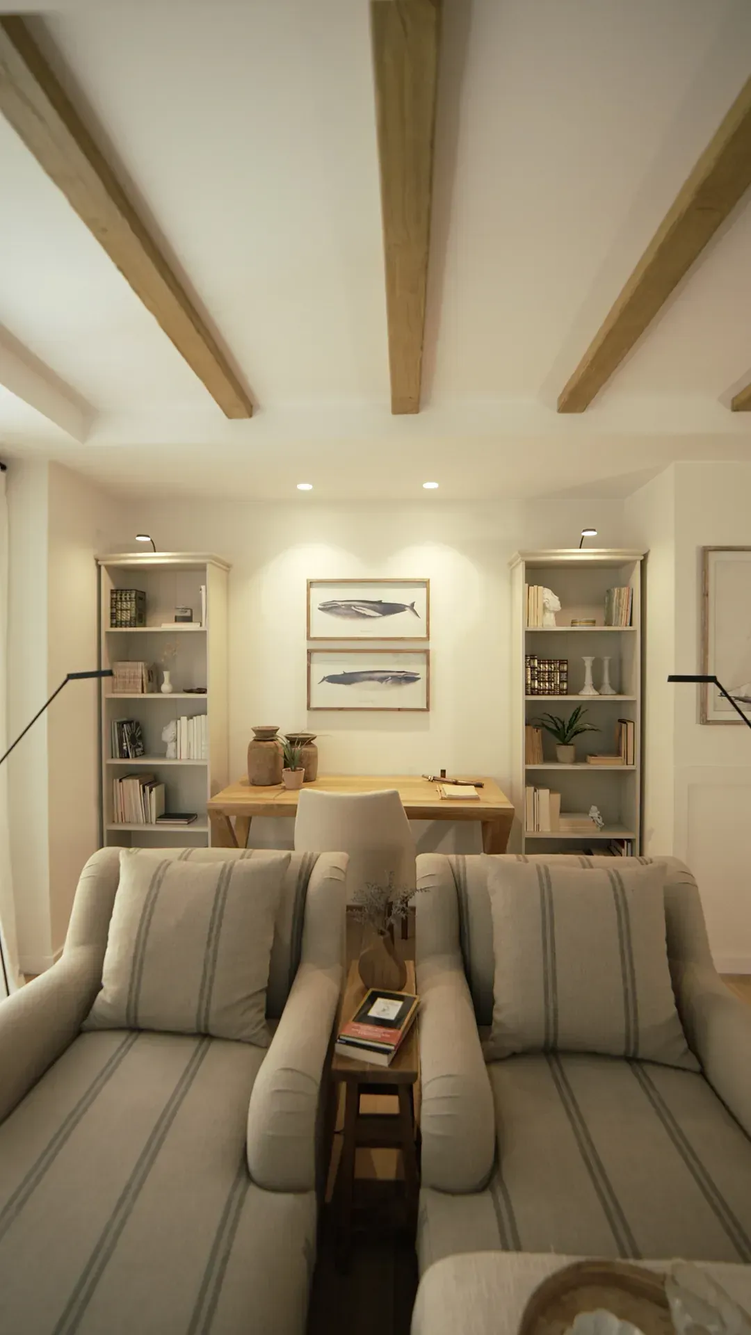 Una sala de estar con un sofá, sillas y un escritorio.