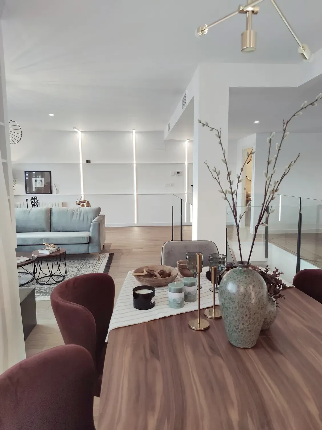 Una sala de estar con una mesa y sillas y un sofá.