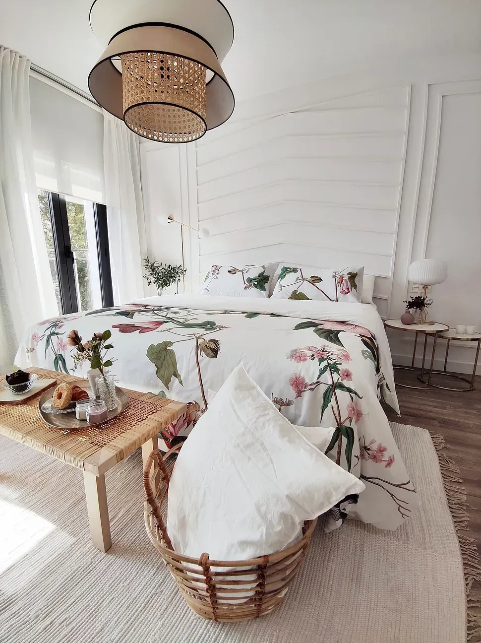 Un dormitorio con una cama, una mesa y una cesta.