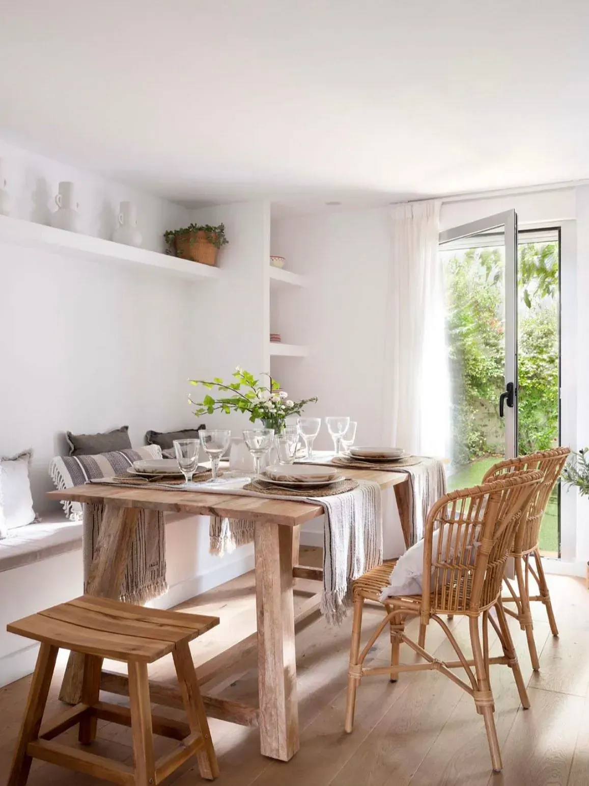 Un comedor con mesa y sillas de madera.