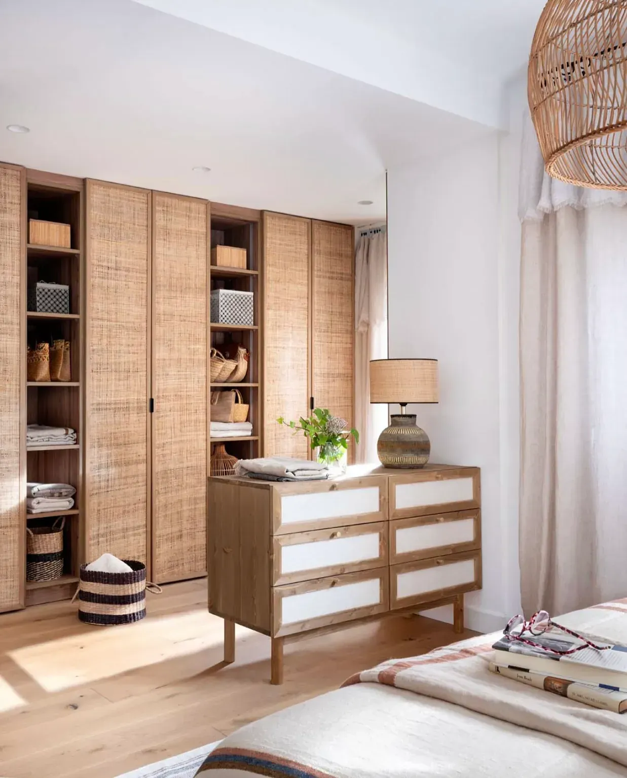 Un dormitorio con cama, cómoda y estanterías.