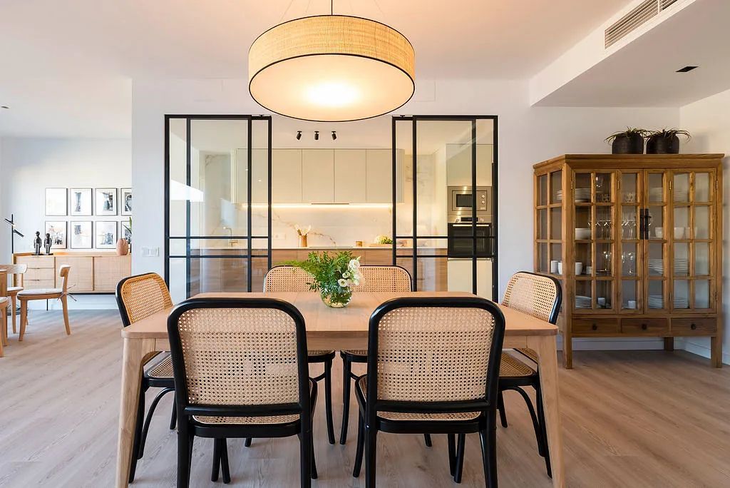 Un comedor con una mesa y sillas.