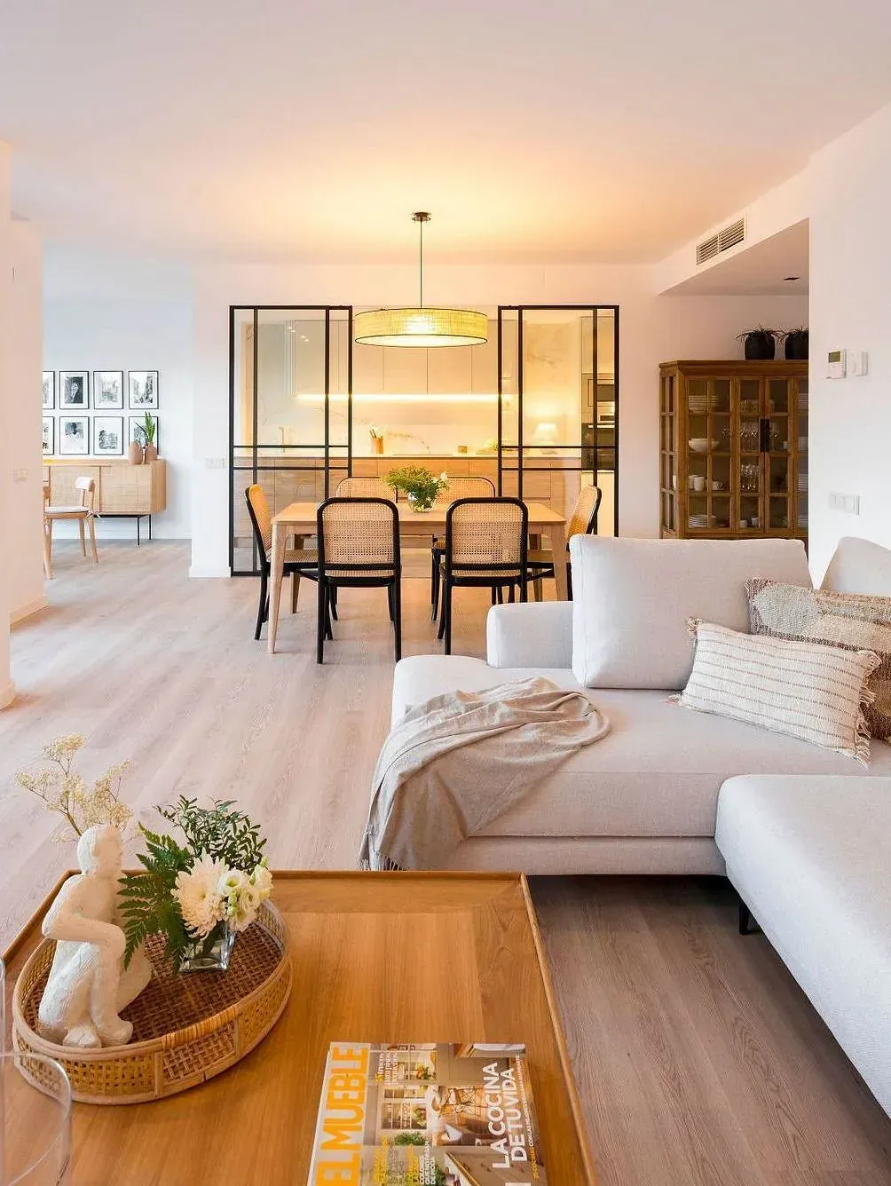 Una sala de estar con sofá, mesa y sillas.