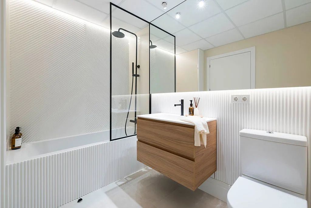 Un baño con lavabo, inodoro, ducha y bañera.