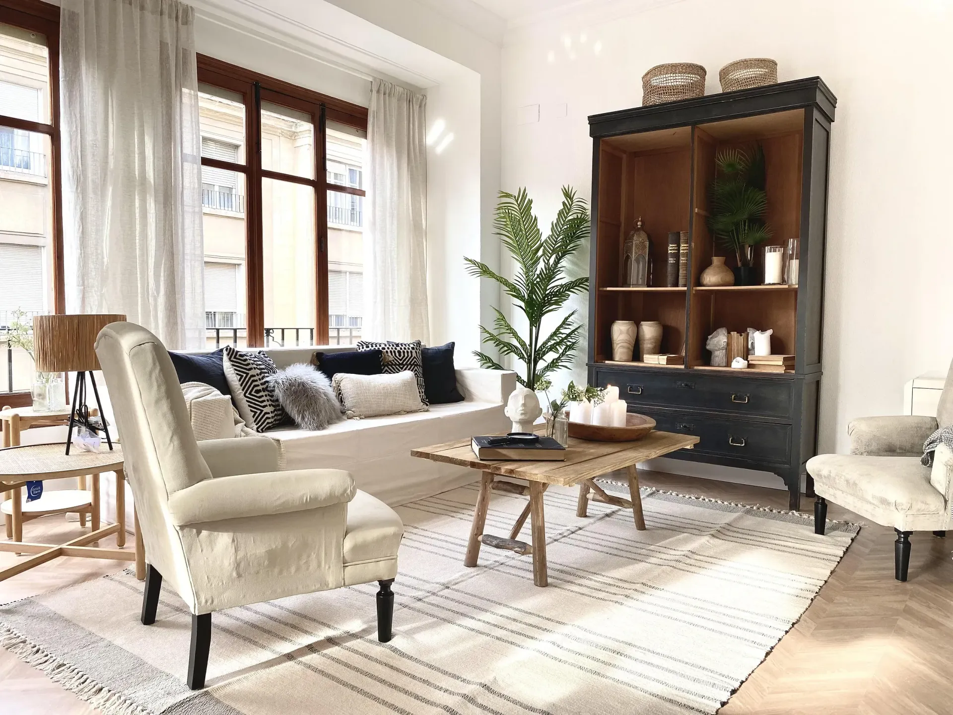 Una sala de estar llena de muebles y un sofá.